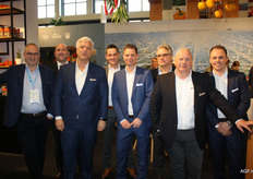 De stand bij Harvest House / TNI was dit jaar weer een stukje groter. Zo was er dit jaar veel aandacht voor Food Fellows, dat zich richt op het bedenken, produceren en vermarkten van bewerkte producten.Van links naar rechts: Hans Derks, Rogier Hilkes, Jelte van Kammen, Stefan den Hollander, Gert-Jan Tamerus, Rob Barkmeijer, Frans van der Burg senior en junior